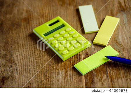 ふせん紙と電卓 44066673