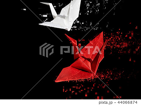 はばたく紅白の折り鶴 44066874