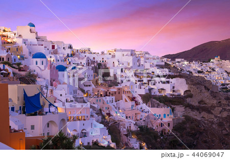 The famous sunset at Santorini in Oia village 44069047