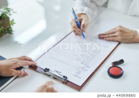 ビジネスシーン　契約 44069860