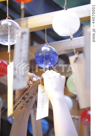 風鈴 願い事を結ぶ女性 風鈴 願い事を結ぶ女性 44070001