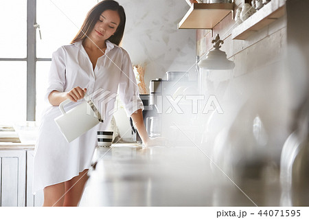 女性　リラックス 44071595