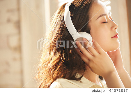 女性　リラックス 44071817