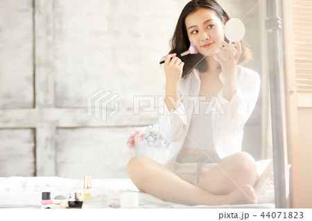 女性 ビューティー メイクアップ 女性 ビューティー メイクアップ 44071823