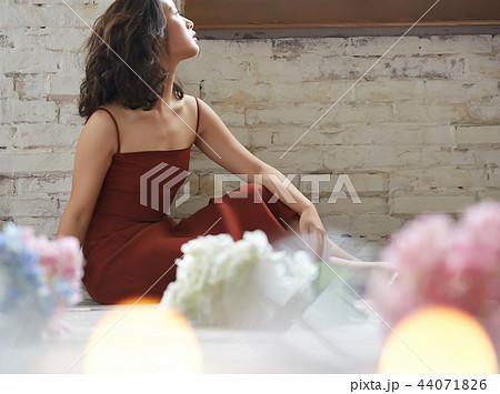 女性　ドレスアップ 44071826
