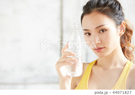 女性　スポーツウェア 44071827