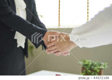 ビジネスシーン　握手 44072186