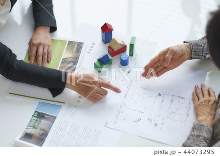 ビジネスシーン　住宅建築　商談 44073295