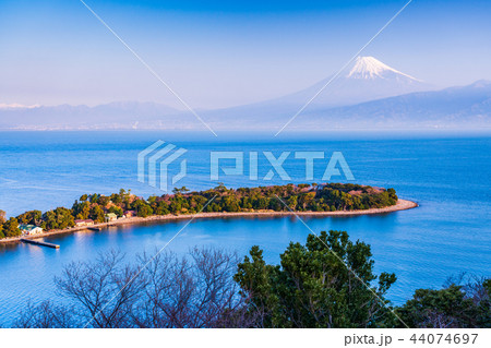 （静岡県）大瀬崎から海越しの富士山 44074697