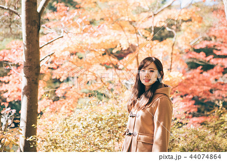 若い女性と紅葉 若い女性と紅葉 44074864