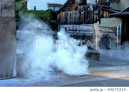 側溝から立ち上がる湯気 別府市鉄輪(かんなわ) 側溝から立ち上がる湯気 別府市鉄輪(かんなわ) 44075314