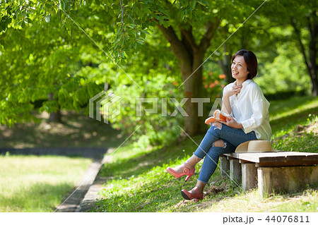 新緑と爽やかな女性 44076811