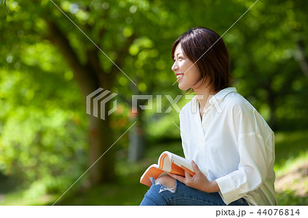 新緑と爽やかな女性 44076814