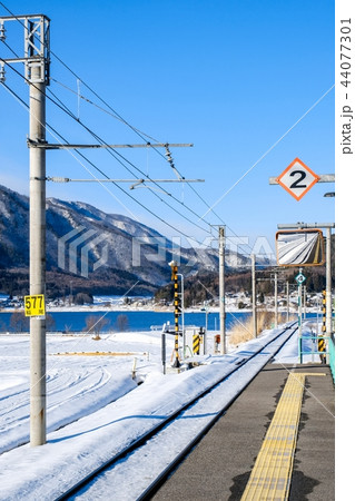 冬の大糸線（稲尾駅） 44077301