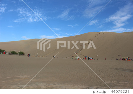 鳴沙山の砂漠 シルクロード 敦煌 中国  鳴沙山の砂漠 シルクロード 敦煌 中国  44079222