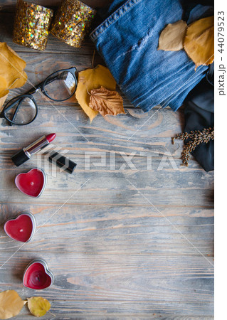 autumn female lifestyle red lipstick glasses 44079523