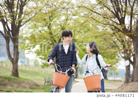 自転車 カップル 韓国人 44081171
