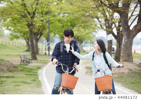 自転車 カップル 韓国人 44081172
