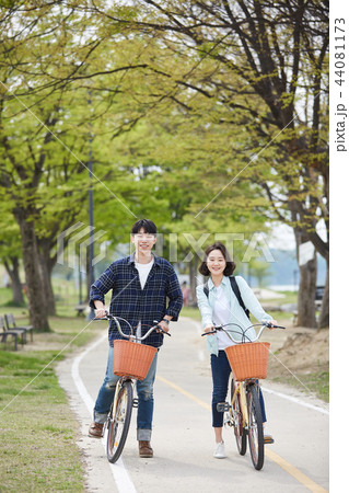 自転車 カップル 韓国人 44081173