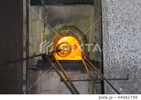 Manufacturing glass in a traditional oven 44082799