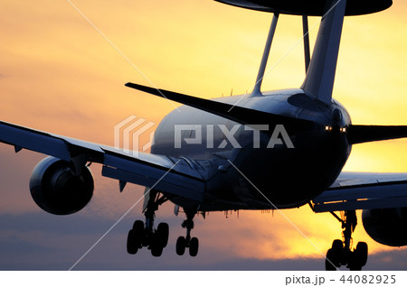 夕焼けと飛行機 夕焼けと飛行機 44082925