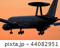 夕焼けと飛行機 44082951