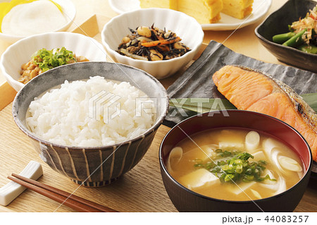 日本の朝食 日本の朝食 44083257