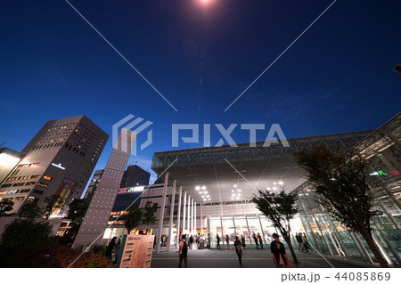 日本の川崎都市景観 川崎駅など、街並みを望む(夜景) 日本の川崎都市景観 川崎駅など、街並みを望む(夜景) 44085869