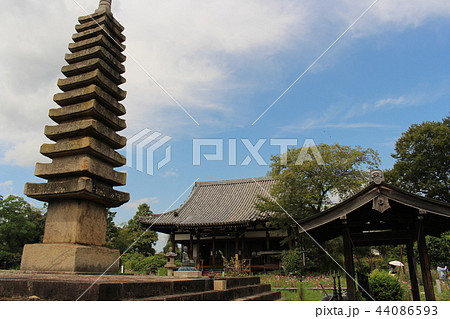 般若寺十三重の石塔と本堂 44086593