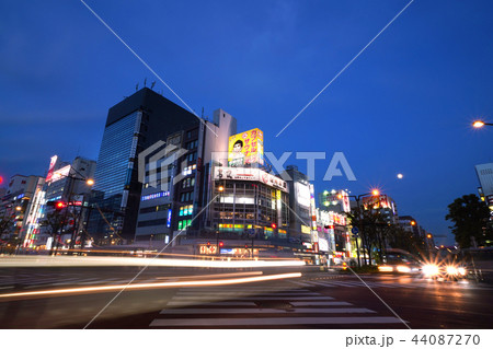 日本の川崎都市景観　川崎駅前の街並みを望む（夜景） 44087270
