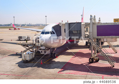 Gangway to airplane at runway 44089536