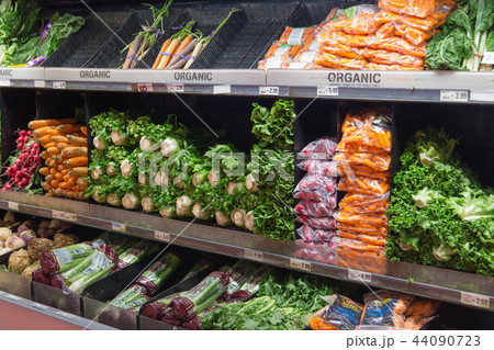 海外の野菜　カナダ トロント スーパーの野菜売り場 44090723