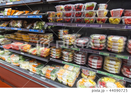 海外の野菜　カナダ トロント スーパーの果物売り場(カットフルーツ) 44090725