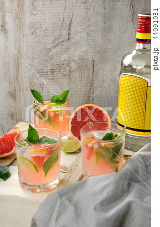 cocktail of gin and grapefruit 44091031