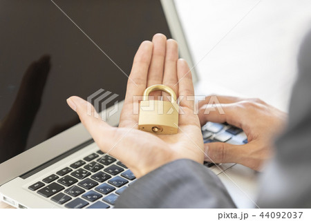 セキュリティ　南京錠　ビジネスマン 44092037
