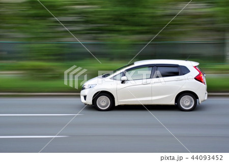 自動車の流し撮り　グリーンバック 44093452
