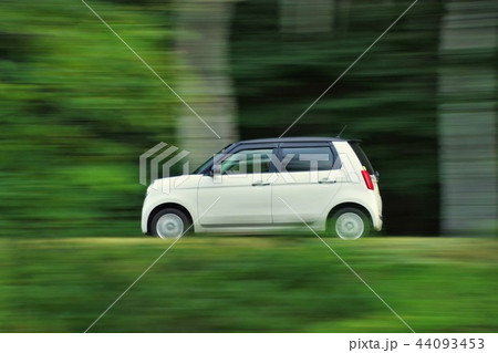 軽自動車の流し撮り　グリーンバック 44093453