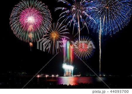福井県 三国花火大会 打ち上げ花火 スターマイン 比較明合成の写真素材