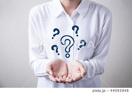 クエスチョンマークを持った女性 クエスチョンマークを持った女性 44093948