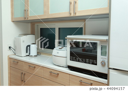 家電 (炊飯器 電子レンジ キッチン 台所 家事 炊事 ホワイト 白 一軒家 マンション 料理) 家電 (炊飯器 電子レンジ キッチン 台所 家事 炊事 ホワイト 白 一軒家 マンション 料理) 44094157