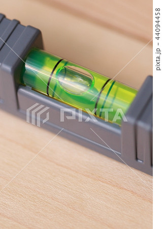 水平機 (フローリング 日曜大工 DIY 一軒家 工事 LDK 床 確認 点検 補修 作業 工事) 44094458