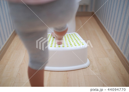 トイレトレーニング 補助便座 (おまる 化粧室 便所 便器 住宅 ボディパーツ 足 顔なし 乳幼児) 44094770