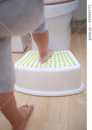 トイレトレーニング 補助便座 (おまる 化粧室 便所 便器 住宅 ボディパーツ 足 顔なし 乳幼児) トイレトレーニング 補助便座 (おまる 化粧室 便所 便器 住宅 ボディパーツ 足 顔なし 乳幼児) 44094771