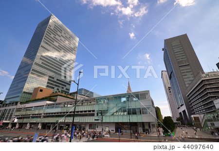 日本の東京都市景観　バスタ新宿など、街並みを望む 44097640