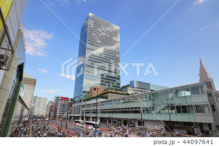 日本の東京都市景観　バスタ新宿など、街並みを望む 44097641