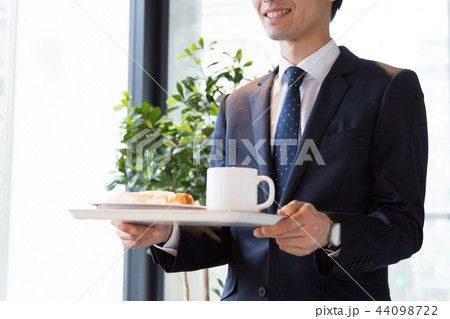 若いビジネスマン(軽食) 若いビジネスマン(軽食) 44098722