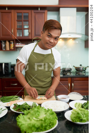 Vietnamese man ejoying cooking 44100204