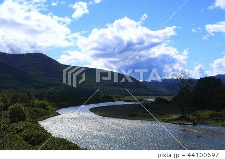 夏の終わりの青空と空知川 44100697