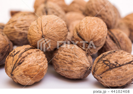 pile of walnuts 44102408