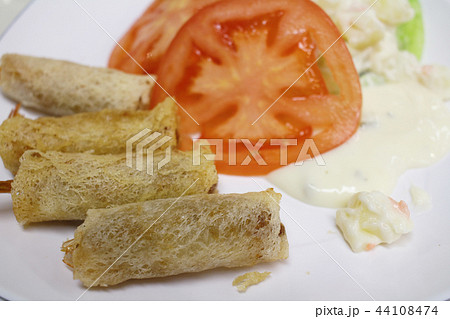 fire shrimp with salad 44108474